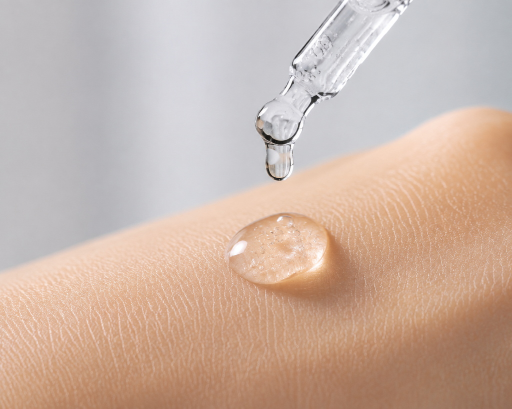 tetesan serum hyaluronic acid pada permukaan kulit